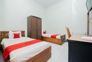 RedDoorz Syariah at Jalan Sunan Giri Tuban - Tuban - 9