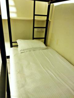 Near Airport AC Couple Friendly Small Cozy Room at a Budget Inn - Mumbai - 2