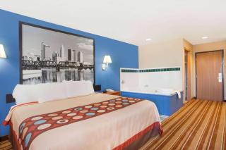 Super 8 by Wyndham Defiance - Defiance - 3