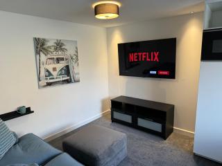 modern 1 bed apartment with car parking - Bitton - 6