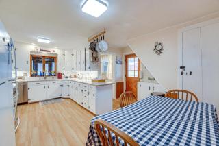 Pet-Friendly Franklinville Farmhouse with Sunroom! - - 9