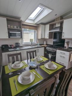BEAUTIFUL LODGE on SHOREFIELD Country Park on edge of New Forest ENTERTAINMENT AND LEISURE PASSES INCLUDED - Milford on Sea - 6