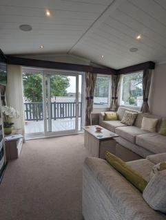 BEAUTIFUL LODGE on SHOREFIELD Country Park on edge of New Forest ENTERTAINMENT AND LEISURE PASSES INCLUDED - Milford on Sea - 0
