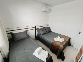 Apto Térreo com 2 quartos (ambos com ar split), sendo 1 suíte, internet privativa 300MBPS, no Residencial Vila Regina, condominio com piscina e área gourmet bem próximo a praia de Taperapuã - 3