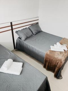 Apto Térreo com 2 quartos (ambos com ar split), sendo 1 suíte, internet privativa 300MBPS, no Residencial Vila Regina, condominio com piscina e área gourmet bem próximo a praia de Taperapuã - 2