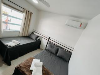 Apto Térreo com 2 quartos (ambos com ar split), sendo 1 suíte, internet privativa 300MBPS, no Residencial Vila Regina, condominio com piscina e área gourmet bem próximo a praia de Taperapuã - 1