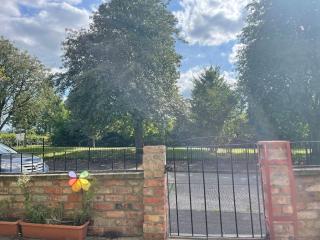Lovely 2 bedroom house overlooking park, Free parking - Belfast - 0