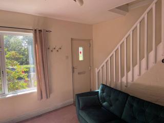 Lovely 2 bedroom house overlooking park, Free parking - 1