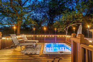 Hillside Hot Tub Hideaway! King Bed / Fire Pit - 0