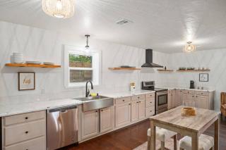 The Hidden Tavern House With Private Hot Tub - Fredericksburg - 1