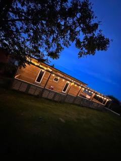 Tracey’s Hideaway - with hot tub & amazing views - Llanasa - 0