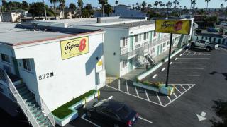 Super 8 by Wyndham Oceanside Downtown - Oceanside - 0