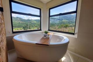 Monte Paraíso - banheira e vista da Pedra Menina - 1