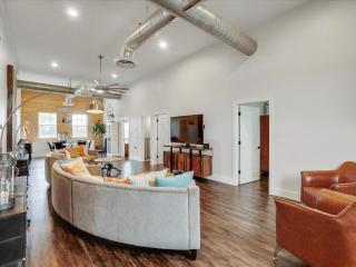 Scenic Rustic Farmhouse - Gameroom+Separate Suite - 3