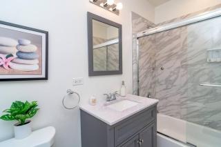 McCormick Place 3Br and 2Ba with Optional Parking , sleeps 8 - Chicago - 1