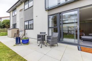Beach Front Getaway - Luxury Apt with Large Garden - Southbourne - 8