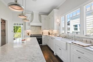 Minimalistic 1885 Queen Anne Cottage 2B-2B Upper Level Flat in Alameda - 7