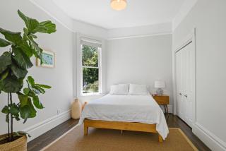 Minimalistic 1885 Queen Anne Cottage 2B-2B Upper Level Flat in Alameda - 4