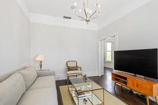 Minimalistic 1885 Queen Anne Cottage 2B-2B Upper Level Flat in Alameda - 1