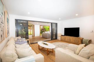 Island Hideaway + 1 min to Cylinder Beach + Sleeps 10 - 4