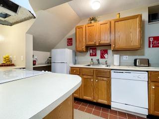 Chic 2br - 2 Min From Icubs - 3