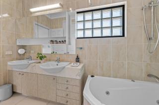 Luxury 2-Bed Penthouse with Private Rooftop - Brisbane - 2