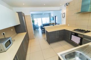 LUXURY 3 BEDROOM BEACH FRONT APARTMENT - Mombasa - 5