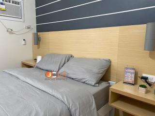 JC SpaceRentals 127B Amani Grand Resort Residences, balcony pool view, Ground floor, 5 mins frm airport, free wifi, Netflix - Pusok - 4