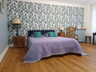 Maison Violette en Berry - chambres d'hôtes vintage face au marché d'Aigurande - 1