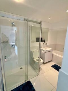 Upmarket City Apartment Mountain Views - Cape Town - 5