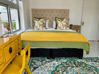 Upmarket City Apartment Mountain Views - Cape Town - 2