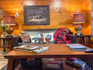 Spacious Resort Log Cabin, Easy Drive, Hot Tub, Arcade Gameroom, Mountain Vibe - 1