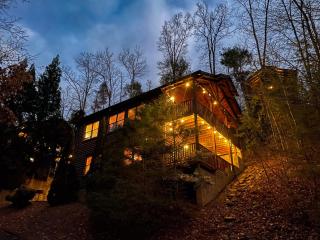Spacious Resort Log Cabin, Easy Drive, Hot Tub, Arcade Gameroom, Mountain Vibe - 5
