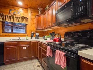 Spacious Resort Log Cabin, Easy Drive, Hot Tub, Arcade Gameroom, Mountain Vibe - 1