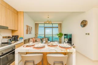 Breathtaking 2 BR- Palm & Sea View - Dubai - 4