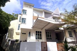 Shamrock Breeze Villa: Coastal Haven for 29 Guests - Batu Ferringhi - 0