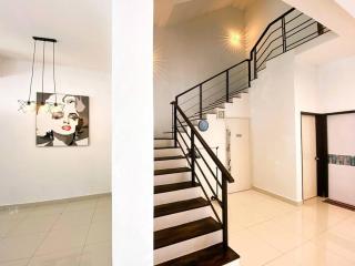 Shamrock Breeze Villa 2: Coastal Haven for 25 Guests - Batu Ferringhi - 5