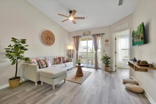 Remodeled Retreat: Tranquil Resort Oasis Near Theme Parks - 7