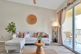 Remodeled Retreat: Tranquil Resort Oasis Near Theme Parks - 4