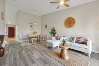 Remodeled Retreat: Tranquil Resort Oasis Near Theme Parks - 3