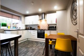 Brattan House Oxton Wirral 5 bedroom 3 bathroom with on-street parking ideal for contractors and vans by Rework Accommodation - Birkenhead - 9