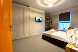 Brattan House Oxton Wirral 5 bedroom 3 bathroom with on-street parking ideal for contractors and vans by Rework Accommodation - Birkenhead - 7