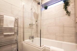 Brattan House Oxton Wirral 5 bedroom 3 bathroom with on-street parking ideal for contractors and vans by Rework Accommodation - Birkenhead - 3