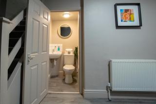 Brattan House Oxton Wirral 5 bedroom 3 bathroom with on-street parking ideal for contractors and vans by Rework Accommodation - Birkenhead - 1