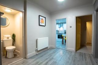 Brattan House Oxton Wirral 5 bedroom 3 bathroom with on-street parking ideal for contractors and vans by Rework Accommodation - Birkenhead - 2