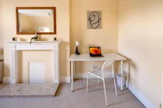 Guildford Station with Parking - 0