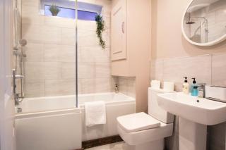 Brattan House Oxton Wirral 5 bedroom 3 bathroom with on-street parking ideal for contractors and vans by Rework Accommodation - Birkenhead - 5