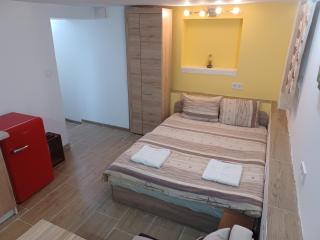 Top Center Studio 5 - 0