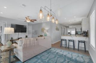 Remodeled 3 Bedroom Beach Condo - In the Heart of Destin! - Destin - 5