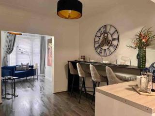 2 Bed Newly Furbished Whole House sleeps 4 - 6